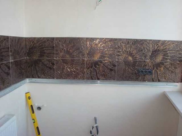 Пример плиточного фартука на рабочей стене в кухне