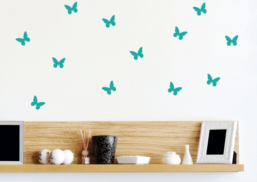 Изображения бабочек подходят как для детской комнаты, так и для гостиной, поскольку они способны оживить интерьер комнаты