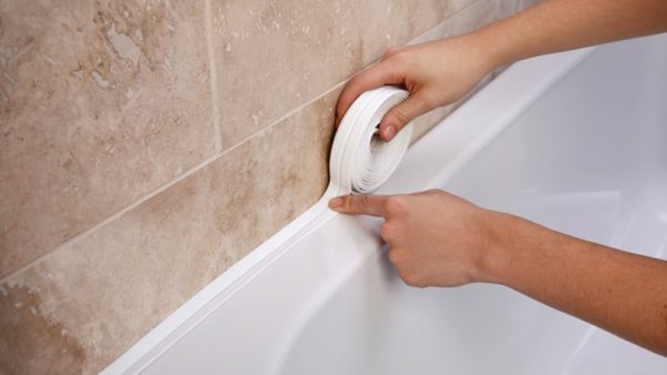 Герметизация небольшого зазора между стеной и ванной